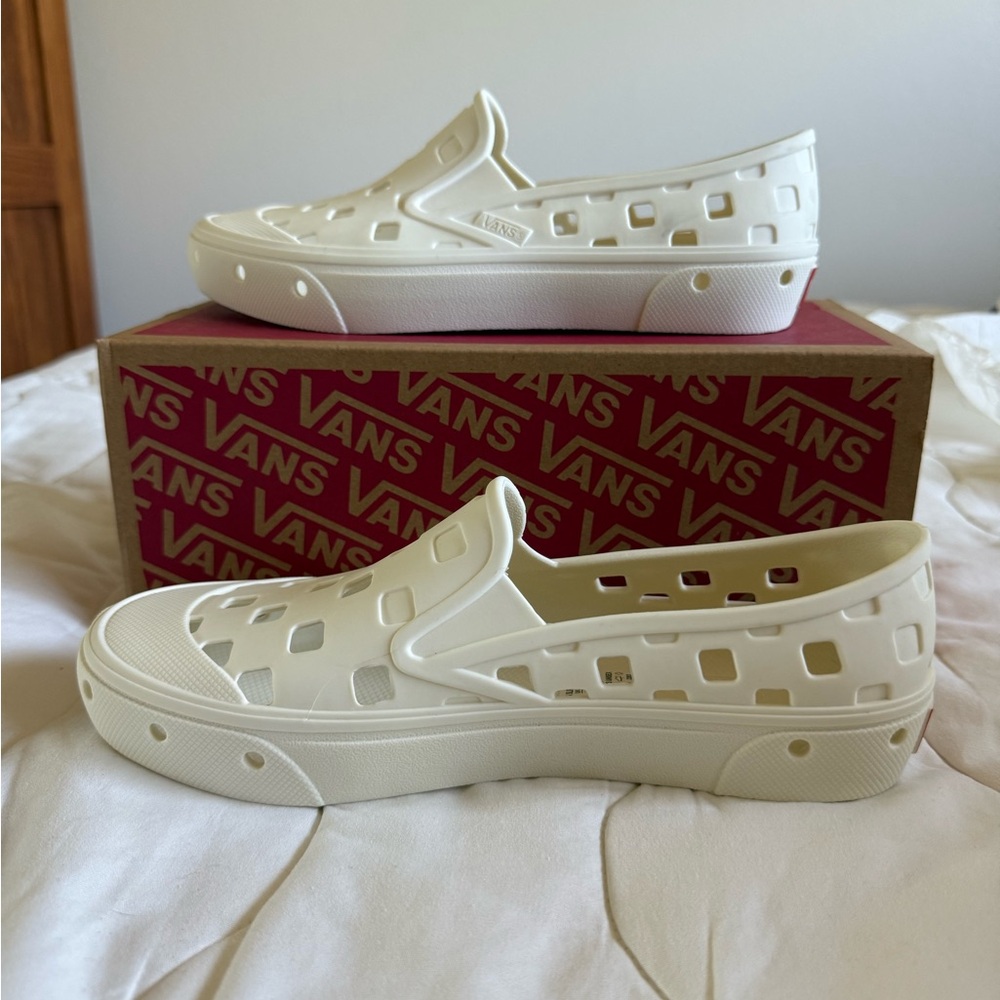 Vans White Rubber Trek Shoes. Women’s U.S. 6.5 NWT
